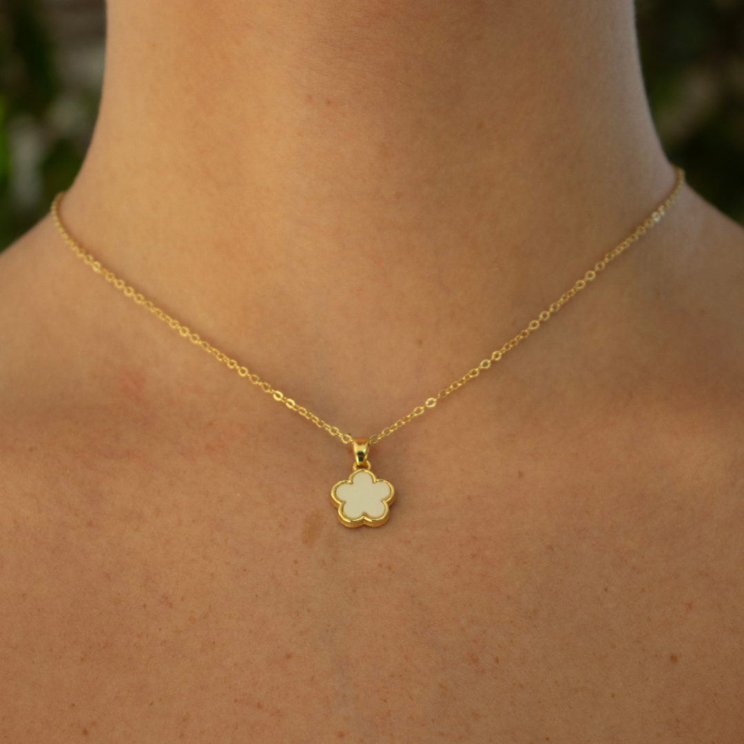 White Daisy on Yellow Gold Chain